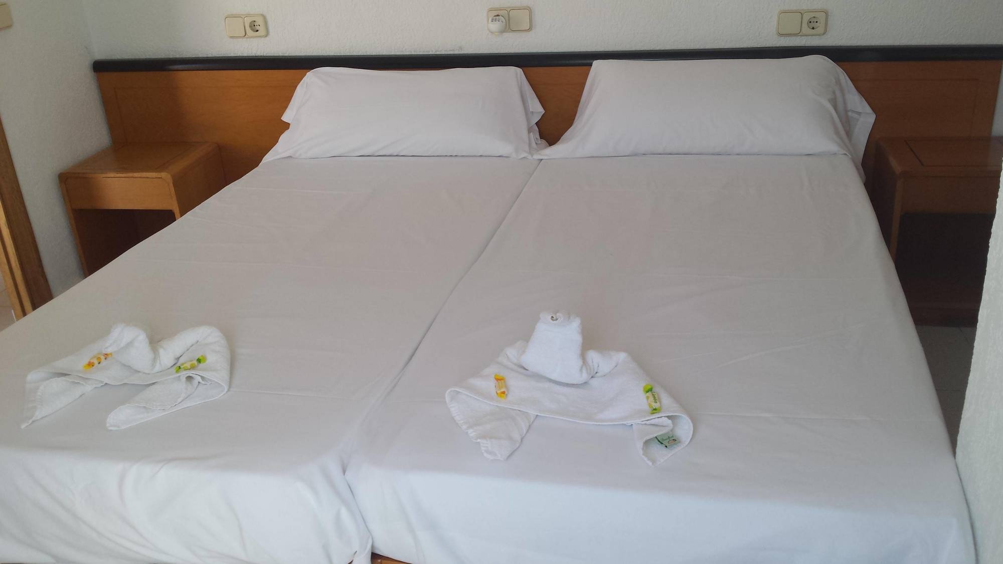 Hostal Port Corona カラ・ラトハダ エクステリア 写真