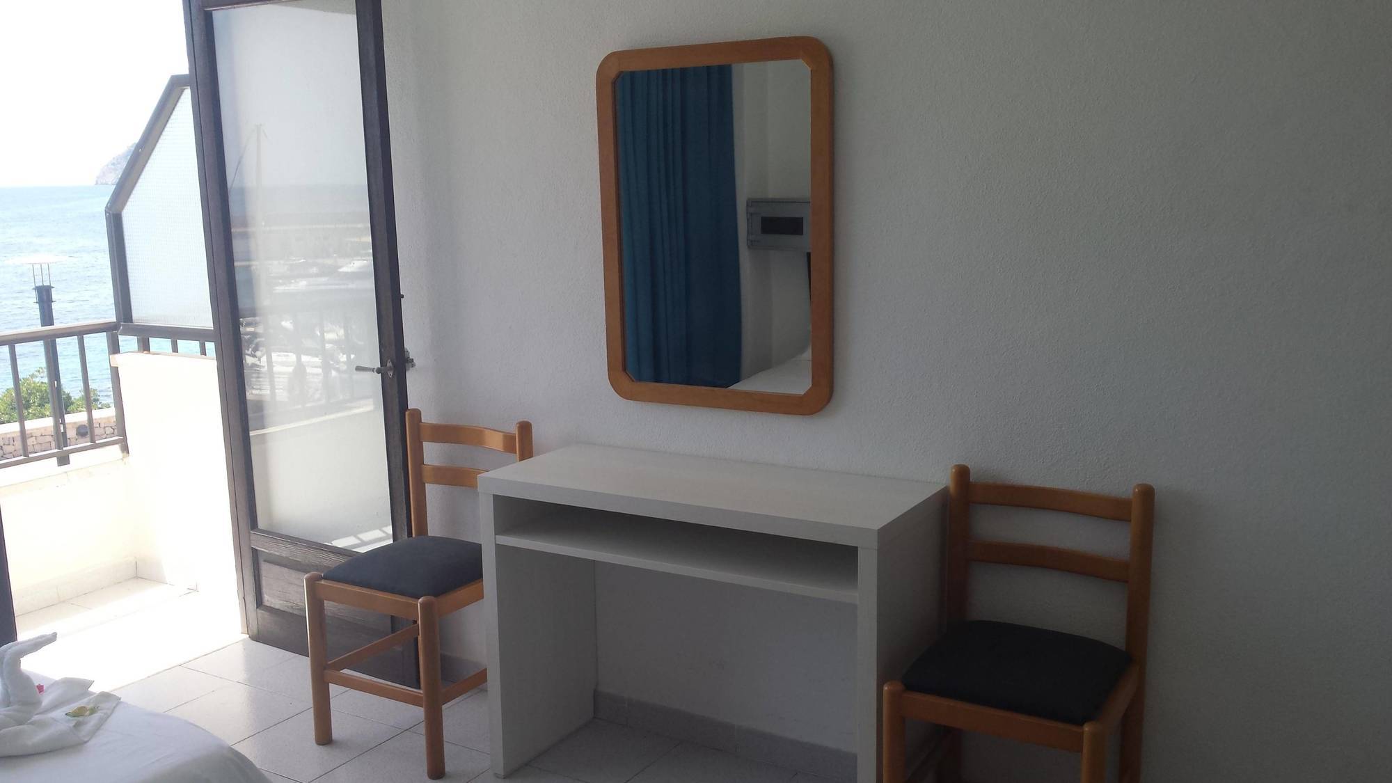 Hostal Port Corona カラ・ラトハダ エクステリア 写真