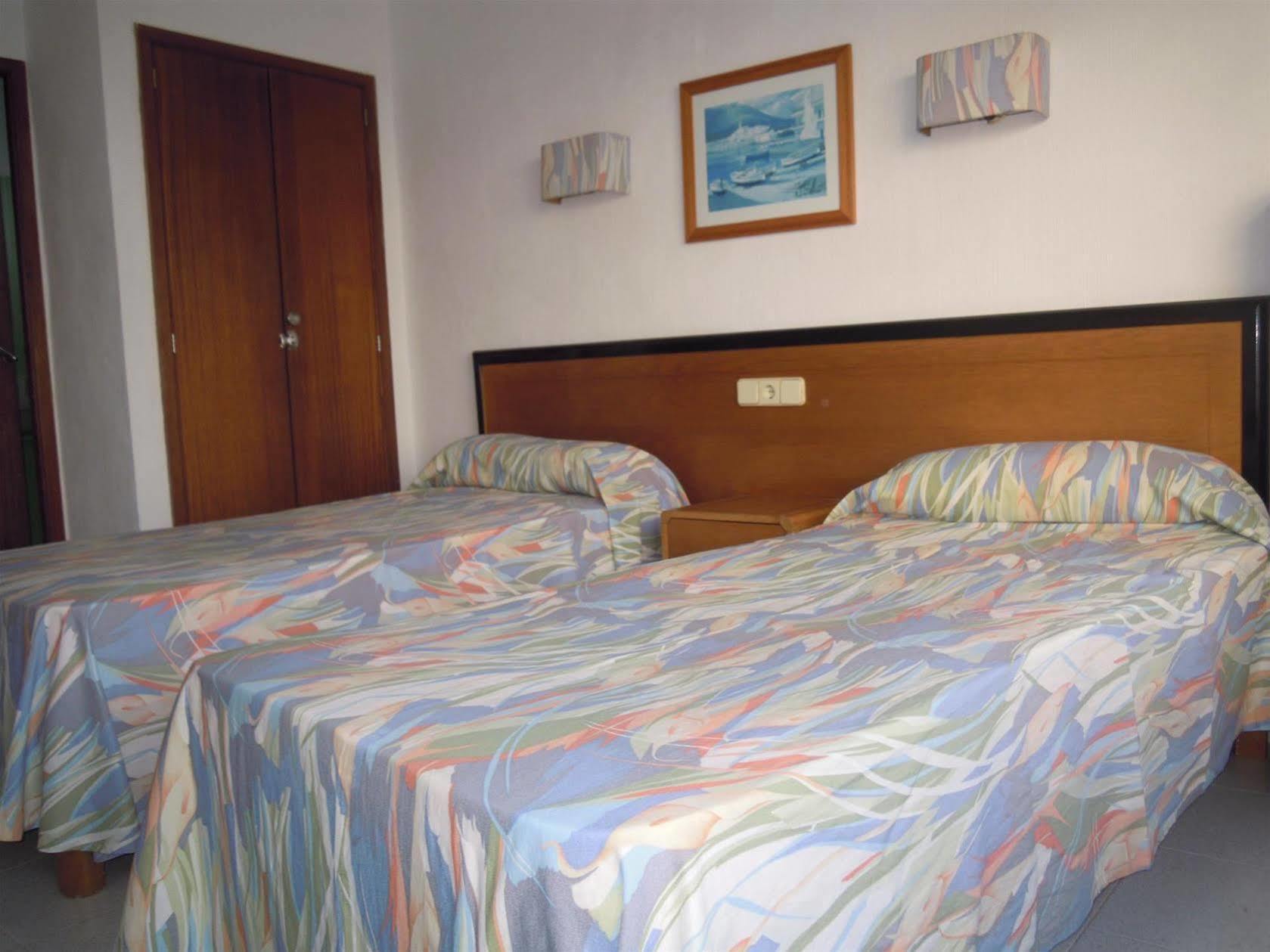 Hostal Port Corona カラ・ラトハダ エクステリア 写真